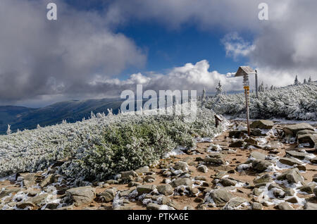 Vue depuis les rochers à pic Slonecznik Sniezka (Montagnes Karkonosze, géants). La Pologne, Dolnoslaskie province. Banque D'Images