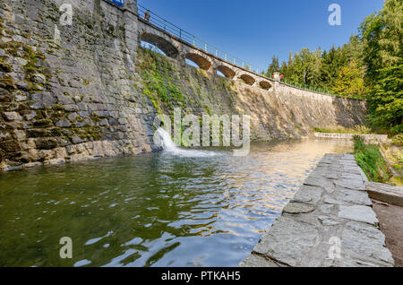 Karpacz, province de Basse Silésie, Pologne. Barrage de la rivière Lomnica. Banque D'Images