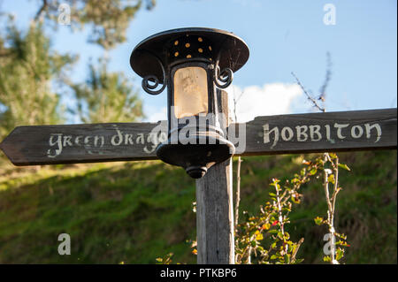 Matamata, Nouvelle-Zélande : Hobbiton movie set créé au film Le Seigneur des Anneaux et Le Hobbit. Panneau routier et lanterne marque un itinéraire. Banque D'Images