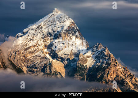 Monte Antelao (3263m) au-dessus de San Vito di Cadore (près de Cortina d'Ampezzo), est la deuxième plus haute montagne d'Dolomiti, également connu comme le roi des Banque D'Images