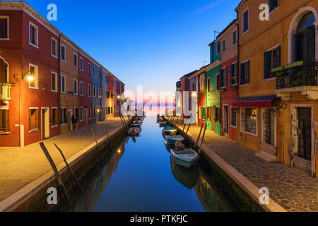 Maisons colorées de nuit à Burano, Venise Italie. Lumières de la nuit sur la magnifique île de Burano. Venise, Italie. Façade des maisons peintes de couleurs vives sur Bur Banque D'Images