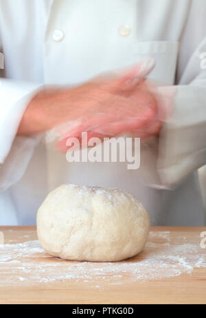 Chef pâtissier flouring sa main et la pâte, USA Banque D'Images