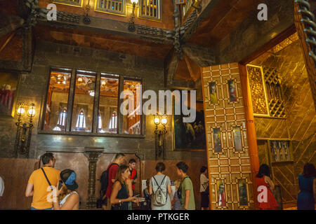 Les touristes et les visiteurs à pied à l'intérieur du Palau Guell palace conçu par Antonio Gaudi à Barcelone. Banque D'Images