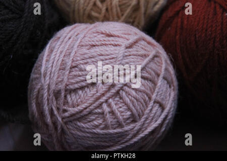 Un fil de laine rose Banque D'Images