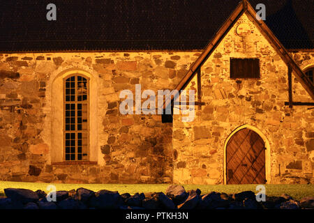 Courts de mur de pierre d'une vieille église. Photo prise dans la nuit dans le noir. Banque D'Images