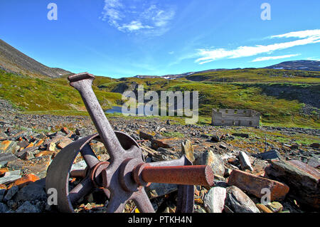 Cassé d'une vieille mine de cuivre abandonnée dans les montagnes. Banque D'Images