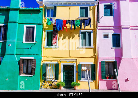 Maisons colorées de Burano. Burano est une île de la lagune de Venise et est connu pour ses maisons de couleurs vives. Burano, Venise, Vénétie, Italie, zone euro Banque D'Images