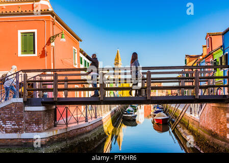 Pont sur canal. Burano, Venise, Vénétie, Italie, Europe Banque D'Images