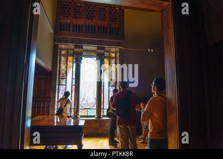 Les touristes et les visiteurs à pied à l'intérieur du Palau Guell palace conçu par Antonio Gaudi à Barcelone. Banque D'Images