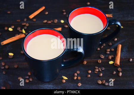 Café crémeux épicé avec de la cannelle et la cardamome Banque D'Images