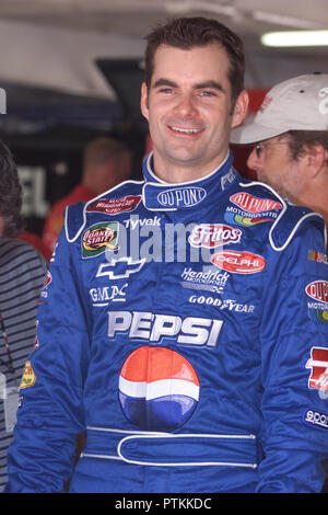 Jeff Gordon dans le garage, juste avant l'exercice de la Winston Cup Pepsi NASCAR, 400 à Daytona International Speedway de Daytona Beach, Floride, le 4 juillet 2003. Banque D'Images