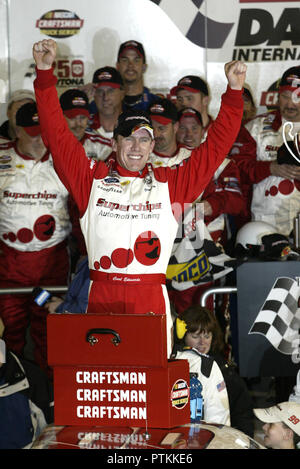 Carl Edwards célèbre remportant la NASCAR Craftsman Truck Race, à Daytona International Speedway de Daytona Beach, Floride, le 13 février 2004. Banque D'Images