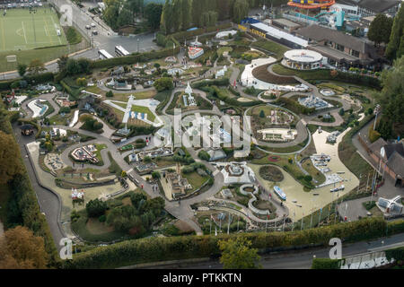 Bruxelles, Belgique - 25 septembre, 2018 parc Mini-Europe : vu de l'Atomium plus haute sphère. construction de l'Europe miniature, sites touristiques emblématiques Banque D'Images