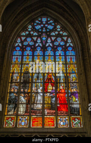 Bruxelles, Belgique - 26 septembre 2018 : Vitrail de Cathédrale de Saint Michel et Sainte Gudule. Banque D'Images