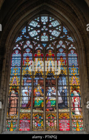 Bruxelles, Belgique - 26 septembre 2018 : Vitrail de Cathédrale de Saint Michel et Sainte Gudule. Banque D'Images