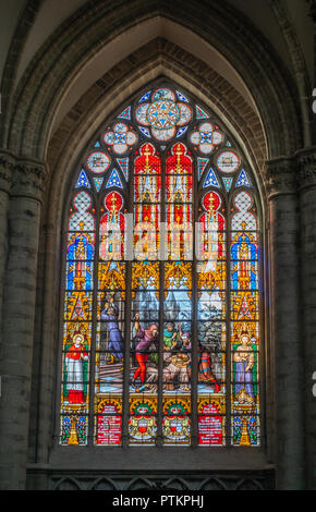 Bruxelles, Belgique - 26 septembre 2018 : Vitrail de Cathédrale de Saint Michel et Sainte Gudule. Banque D'Images