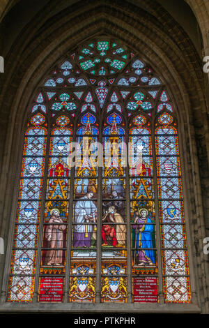 Bruxelles, Belgique - 26 septembre 2018 : Vitrail de Cathédrale de Saint Michel et Sainte Gudule. Banque D'Images