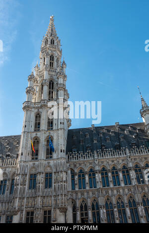 Bruxelles, Belgique - 26 septembre 2018 : Spire et façade de l'hôtel de ville en pierre grise avec des statues et contre le ciel bleu. Banque D'Images