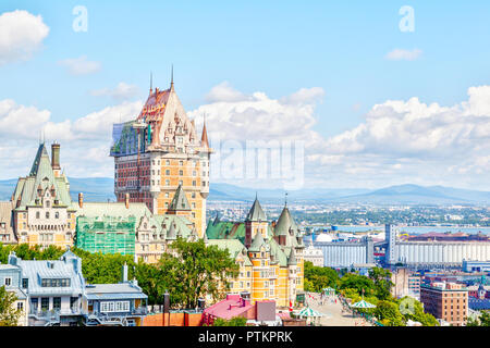 Vue sur la vieille ville de Québec et du paysage environnant avec le Château Frontenac, la Terrasse Dufferin et le fleuve Saint-Laurent à Québec, Q Banque D'Images