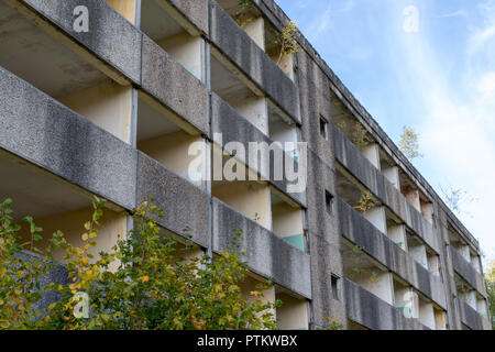 Vieilles maisons abandonnées en Europe centrale. Détruit des immeubles d'une ancienne unité militaire. Saison de l'automne. Banque D'Images