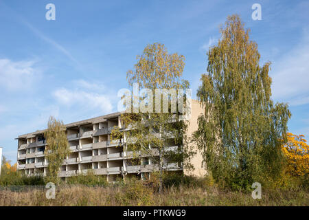 Vieilles maisons abandonnées en Europe centrale. Détruit des immeubles d'une ancienne unité militaire. Saison de l'automne. Banque D'Images