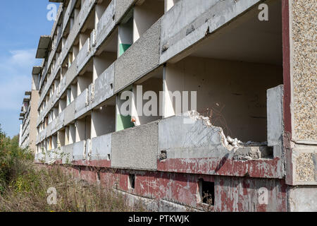 Vieilles maisons abandonnées en Europe centrale. Détruit des immeubles d'une ancienne unité militaire. Saison de l'automne. Banque D'Images