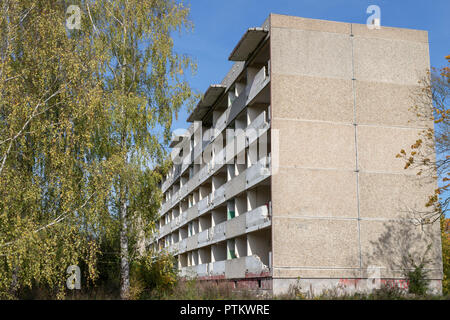 Vieilles maisons abandonnées en Europe centrale. Détruit des immeubles d'une ancienne unité militaire. Saison de l'automne. Banque D'Images