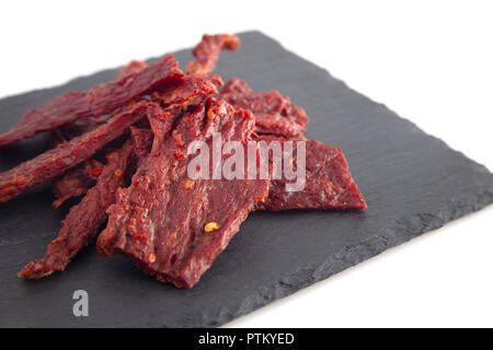 Une Pile de la charque chaude et épicée avec des flocons de piment rouge Banque D'Images