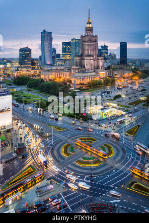 Warsaw Centrum, soir vue sur le coeur de la capitale polonaise, avec Rondo Dmowskiego rond-point, le Neomodern Spire de Varsovie et de la Fédération de mer Banque D'Images