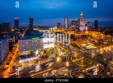 Warsaw Centrum, vue de nuit sur le même coeur de la capitale polonaise, avec Rondo Dmowskiego rond-point, le Neomodern Spire de Varsovie et la Fédération Wedin Banque D'Images
