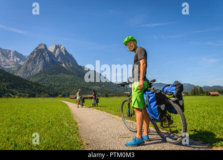 Le cycliste bike tour se tient sur piste cyclable à côté de son VTT, à l'arrière, Tegernauweg Losaich, près de Grainau Banque D'Images