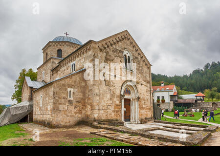 L'église dans le monastère orthodoxe Gradac en Serbie. Le monastère de Gradac est situé dans la région touristique de Golija, et près du centre touristique de Kopaonik. Banque D'Images