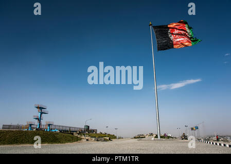 Un immense drapeau de l'Afghanistan vole en haut de colline avec vue sur la piscine de Kaboul. Banque D'Images