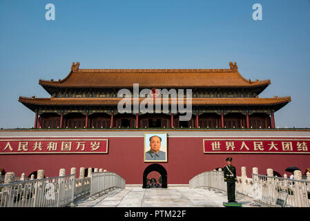 Portrait de Mao par l'entrée de la Cité interdite par la place Tiananmen à Beijing en Chine. Banque D'Images