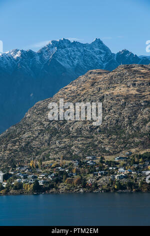 Montagnes couvertes de neige de la Remarkables en arrière-plan du lac Wakatipu et Queenstown en Nouvelle-Zélande. Banque D'Images