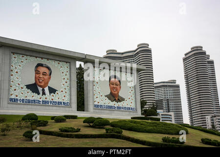 Portraits de mosaïque du Président Kim Il Sung et Kim Jung Il par de nouveaux immeubles d'appartements à Pyongyang en Corée du Nord. Banque D'Images