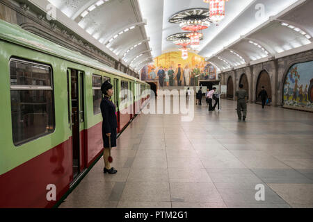 Les stations de métro de Pyongyang couvert de lustres de mosaïques colorées et les chariots à partir de l'Allemagne de l'Est. Banque D'Images