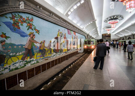 Les stations de métro de Pyongyang couvert de lustres de mosaïques colorées et les chariots à partir de l'Allemagne de l'Est. Banque D'Images