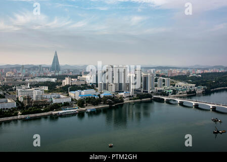 Vue sur Ville de Pyongyang avec la rivière Daedong colorés et blocs d'appartements communiste repris de la tour Juche en Corée du Nord. Banque D'Images