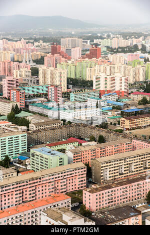 Vue sur Ville de Pyongyang avec la rivière Daedong colorés et blocs d'appartements communiste repris de la tour Juche en Corée du Nord. Banque D'Images