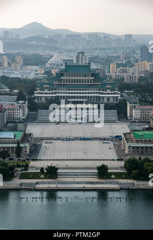 Vue sur Ville de Pyongyang avec la rivière Daedong colorés et blocs d'appartements communiste repris de la tour Juche en Corée du Nord. Banque D'Images