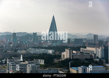 Opinions de l'hôtel Ryugyong et ville de Pyongyang repris de la tour Juche en Corée du Nord. Banque D'Images