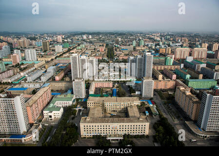 Vue sur Ville de Pyongyang et de blocs colorés appartement communiste repris de la tour Juche en Corée du Nord. Banque D'Images