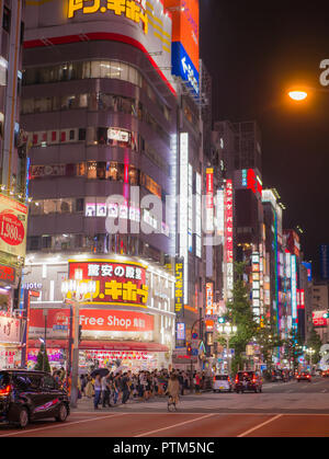 Tokyo, Japon. 11 septembre, 2018. Passer à travers la foule dans le quartier de Kabukicho Shinjuku. La région est un divertissement et red-light district. Banque D'Images