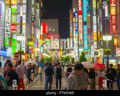 Tokyo, Japon. 11 septembre, 2018. Passer à travers la foule dans le quartier de Kabukicho Shinjuku. La région est un divertissement et red-light district. Banque D'Images