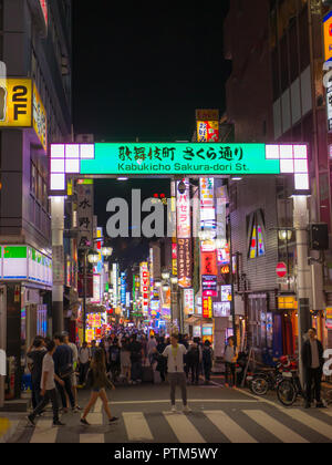 Tokyo, Japon. 11 septembre, 2018. Passer à travers la foule dans le quartier de Kabukicho Shinjuku. La région est un divertissement et red-light district. Banque D'Images