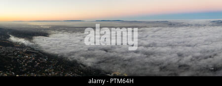 Lever du soleil illumine la couche marine qui dérivent dans la région de la baie de San Francisco, Californie. Banque D'Images