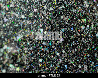 Paillettes holographiques sur fond noir. L'art abstrait multicolor glitter. Banque D'Images