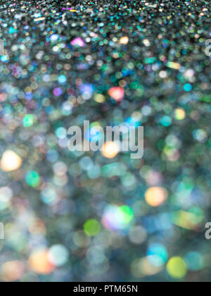 Belle bulle et dot bokeh. Paillettes holographique brouillée sur fond noir. L'art abstrait multicolor glitter bokeh background style vertical. Banque D'Images