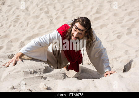 Portrait de Jésus en robe et couronne d'épines du désert de sable d'escalade Banque D'Images